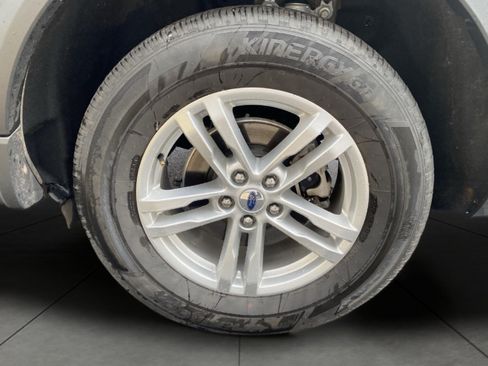Used 2024 Ford Explorer XLT w/ Equipment Group 202A AWD/4WD image 9
