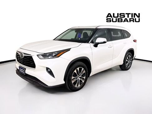 Used 2021 Toyota Highlander XLE image 3