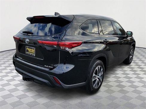 Used 2022 Toyota Highlander XLE image 7