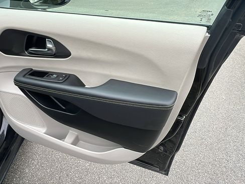 Used 2024 Chrysler Pacifica Touring-L image 18