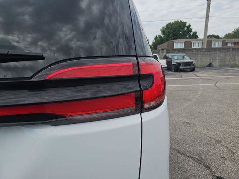 Used 2024 Chrysler Pacifica Touring-L FWD image 33