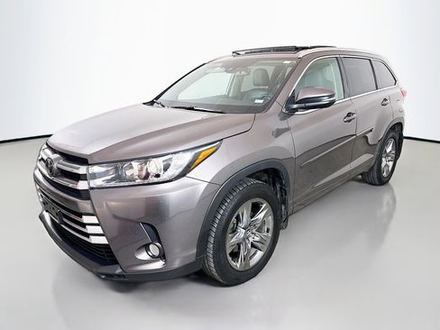 Used 2018 Toyota Highlander Limited Platinum image 3