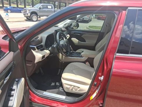 Used 2021 Toyota Highlander Limited FWD image 8