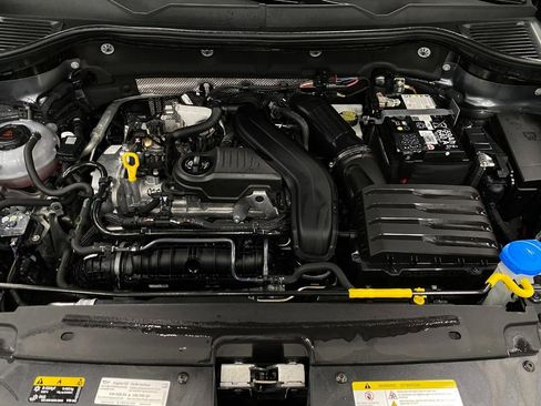 Used 2025 Volkswagen Taos SE image 11