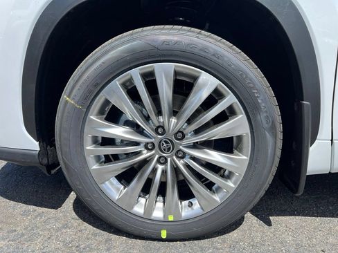 New 2026 Toyota Highlander Platinum AWD/4WD image 6
