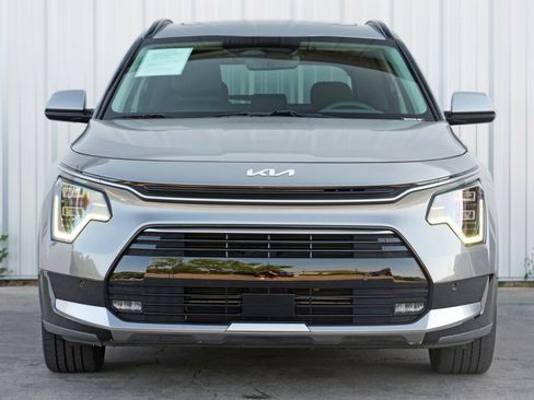 Used 2023 Kia Niro SX Touring image 6