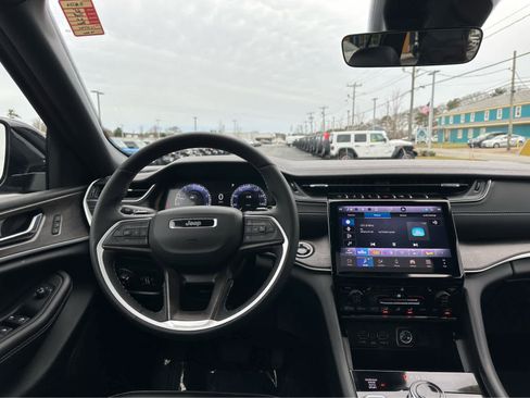 Used 2025 Jeep Grand Cherokee Limited image 14