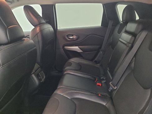 Used 2018 Jeep Cherokee Latitude Plus w/ Comfort/Convenience Group AWD/4WD image 18