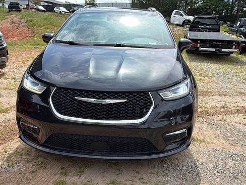 Used 2021 Chrysler Pacifica Touring-L FWD image 3