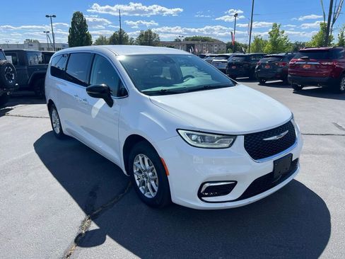 Used 2024 Chrysler Pacifica Touring-L FWD image 5