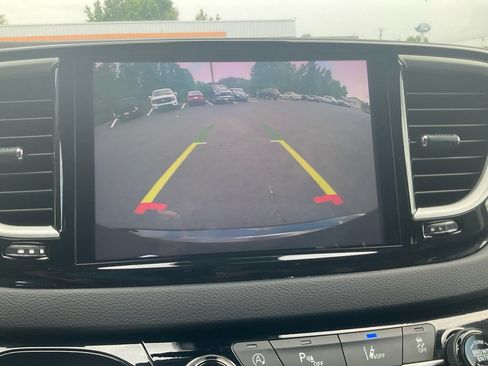 Used 2024 Chrysler Pacifica Touring-L FWD image 25