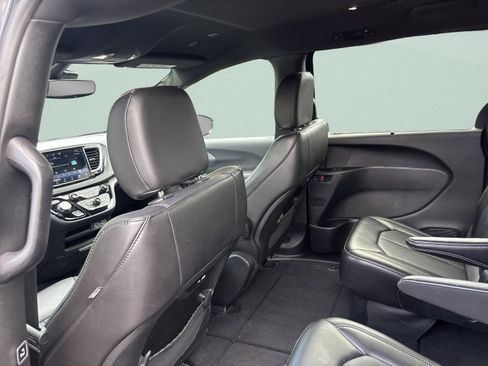 Used 2025 Chrysler Pacifica Select FWD image 19