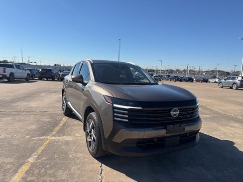 Certified 2025 Nissan Kicks SV w/ SV Premium Package image 2