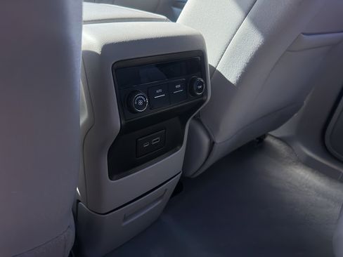 Used 2023 GMC Acadia SLE image 15