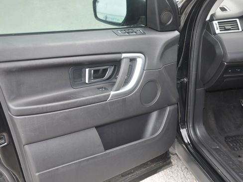 Used 2017 Land Rover Discovery Sport SE image 13