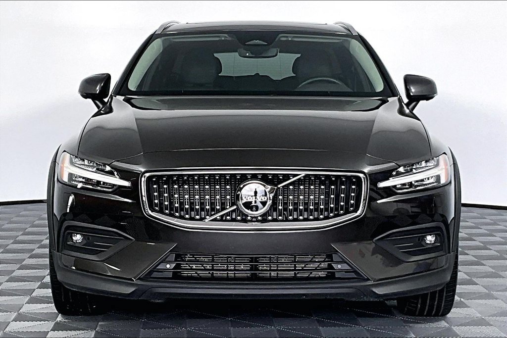 Used 2025 Volvo V60 B5 Cross Country Plus AWD/4WD image 3