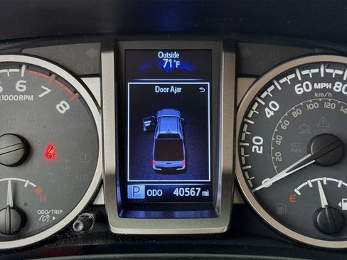 Used 2018 Toyota Tacoma SR5 AWD/4WD image 15