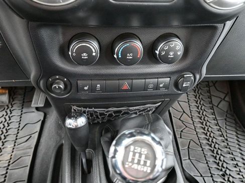 Used 2014 Jeep Wrangler Unlimited Rubicon AWD/4WD image 21