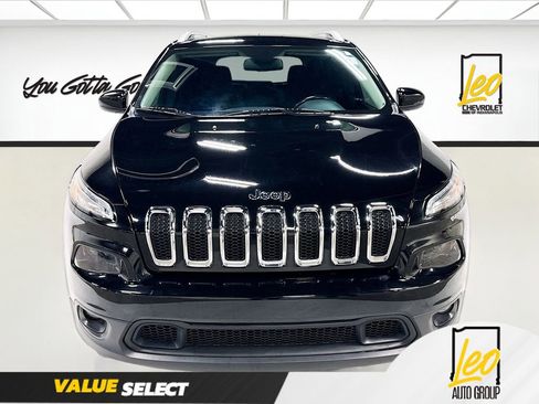 Used 2017 Jeep Cherokee Latitude w/ Cold Weather Group FWD image 2