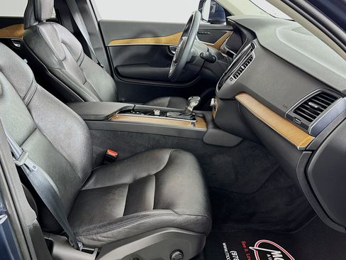 Used 2022 Volvo XC90 T5 Momentum image 36