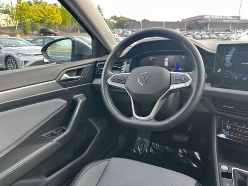 Used 2025 Volkswagen Jetta SE image 33