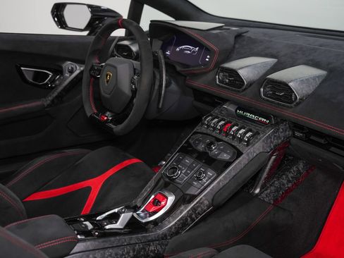 Used 2018 Lamborghini Huracan Performante AWD/4WD image 29