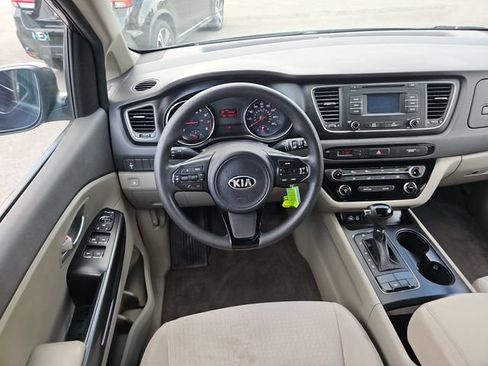 Used 2017 Kia Sedona LX FWD image 11