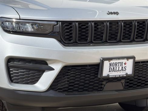 New 2025 Jeep Grand Cherokee Altitude image 7