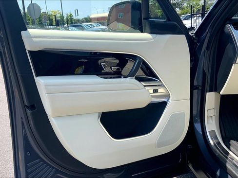 Certified 2025 Land Rover Range Rover SE AWD/4WD image 21