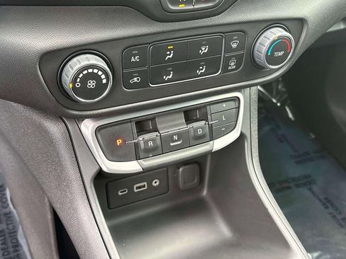 Used 2024 GMC Terrain SLE image 30