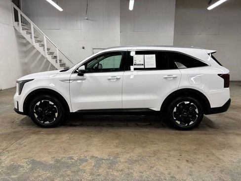 Used 2025 Kia Sorento S w/ Panoramic Sunroof Package FWD image 4