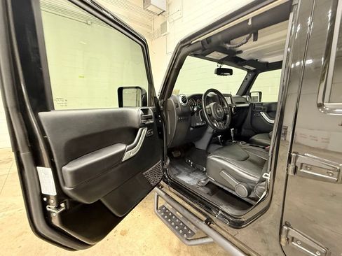 Used 2018 Jeep Wrangler Unlimited Rubicon w/ Connectivity Group AWD/4WD image 27
