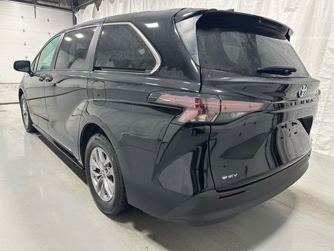 Used 2025 Toyota Sienna LE image 5