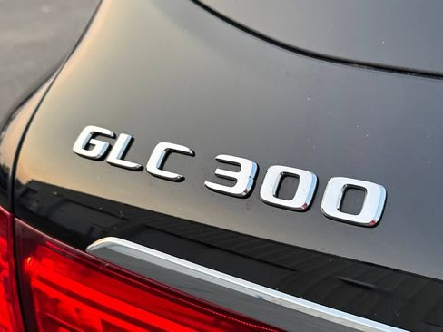 Used 2019 Mercedes-Benz GLC 300 4MATIC w/ Premium Package image 11