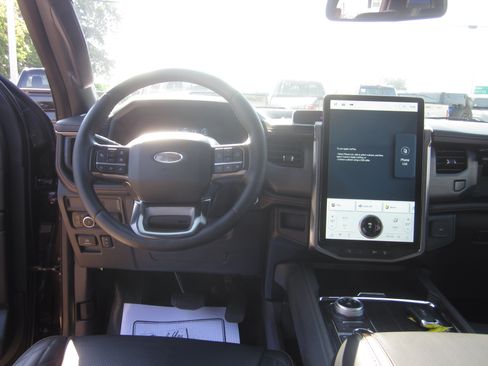 Used 2024 Ford Expedition Platinum AWD/4WD image 16