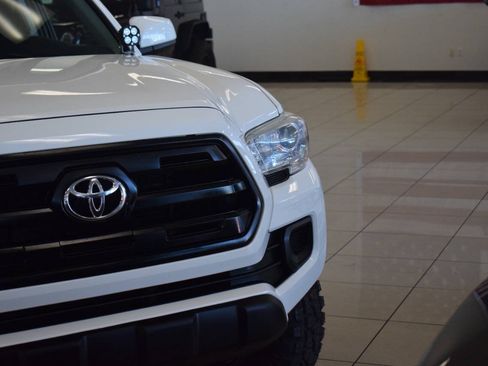 Used 2017 Toyota Tacoma SR AWD/4WD image 6