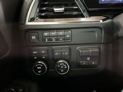 New 2026 Chevrolet Suburban High Country AWD/4WD image 35