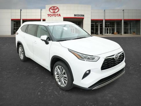New 2026 Toyota Highlander Platinum image 3