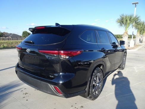 Used 2023 Toyota Highlander XLE image 4