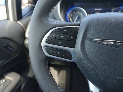 Used 2026 Chrysler Pacifica Select FWD image 33