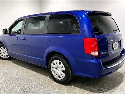 Used 2018 Dodge Grand Caravan SE w/ UConnect Hands-Free Group image 4