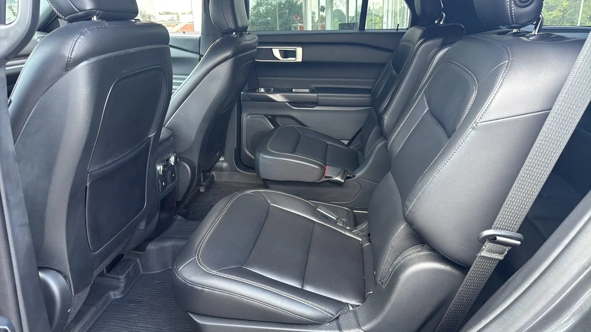 Used 2020 Ford Explorer XLT w/ Equipment Group 202A RWD image 13