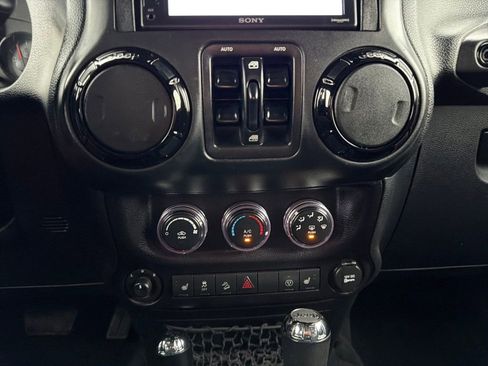 Used 2016 Jeep Wrangler Unlimited Sahara image 34