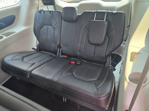Used 2024 Chrysler Pacifica Limited FWD image 18