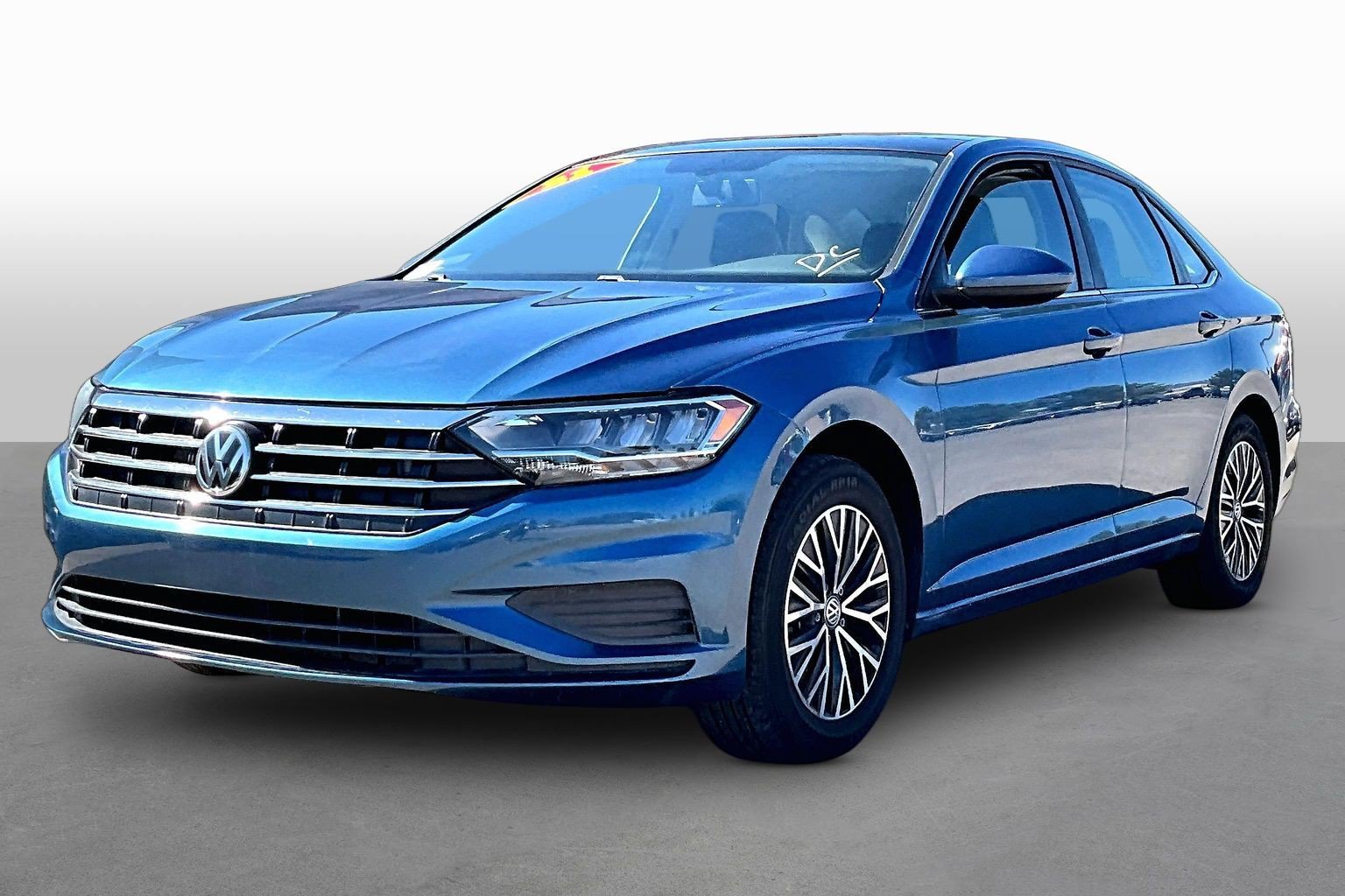 Used 2021 Volkswagen Jetta SE FWD image 1