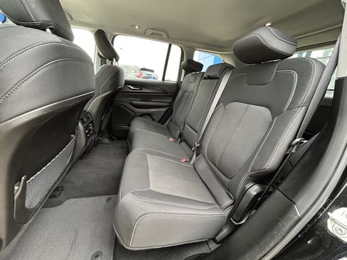 Used 2023 Jeep Grand Cherokee Laredo image 13