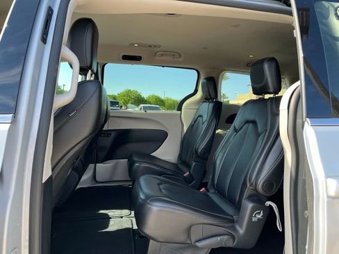 Used 2024 Chrysler Pacifica Touring-L image 12