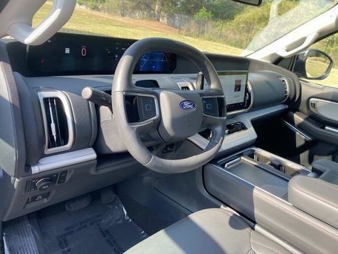 Used 2025 Ford Expedition Active AWD/4WD image 22