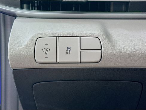 Used 2025 Hyundai Elantra Limited FWD image 17