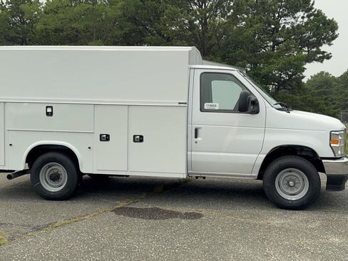 New 2027 Ford E-350 and Econoline 350 Super Duty w/ Power Equipment Group RWD image 4